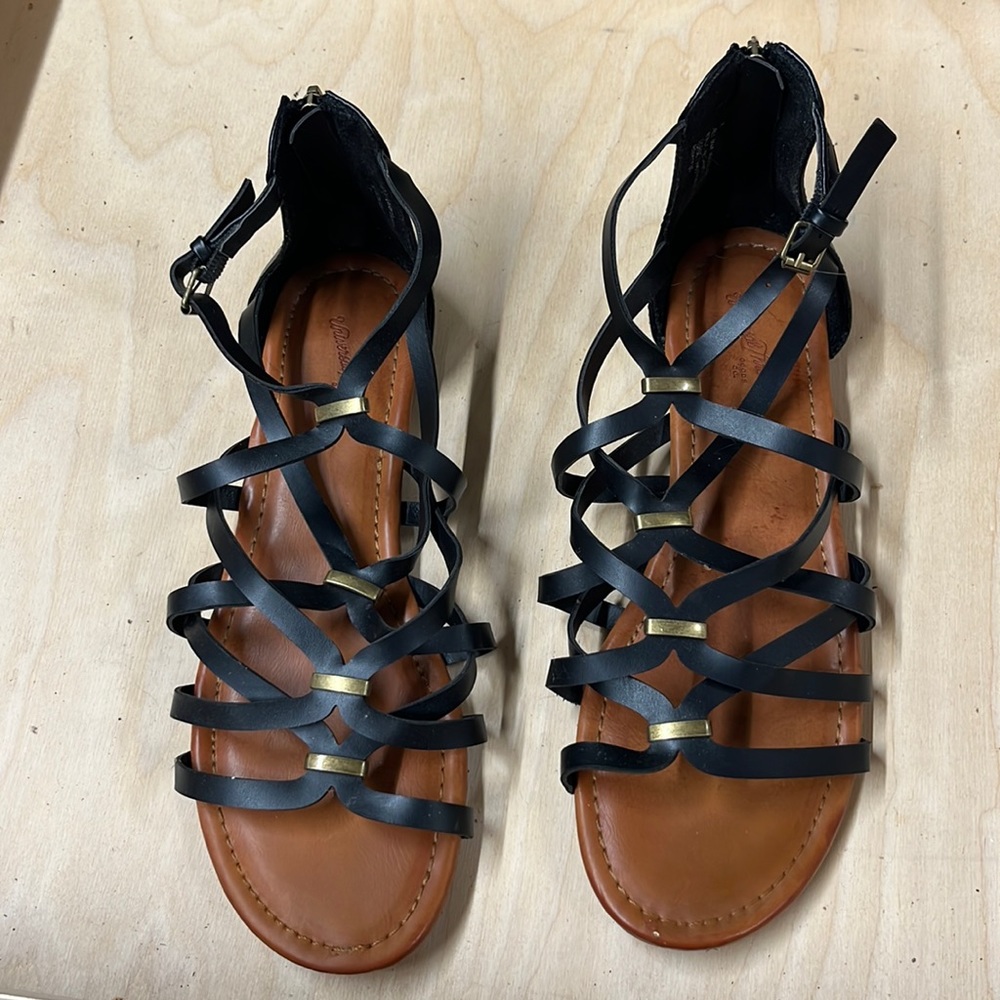 Universal Thread Strappy Sandals size 8